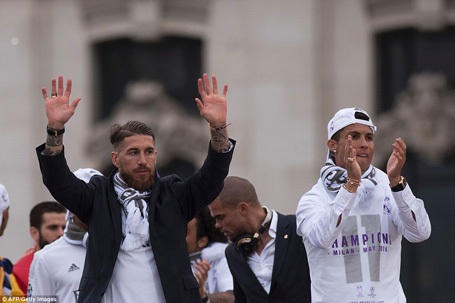 Lễ rước cúp vô địch Champions League hoành tráng của Real Madrid - 3 Lễ rước cúp vô địch Champions League hoành tráng của Real Madrid - 3