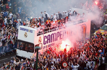 Lễ rước cúp vô địch Champions League hoành tráng của Real Madrid - 4 Thậm chí, CĐV Real Madrid đã đốt pháo sáng để ăn mừng, tạo nên cảnh tượng vô cùng ấn tượng