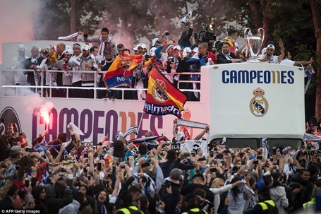 Lễ rước cúp vô địch Champions League hoành tráng của Real Madrid - 6 Lễ rước cúp vô địch Champions League hoành tráng của Real Madrid - 6