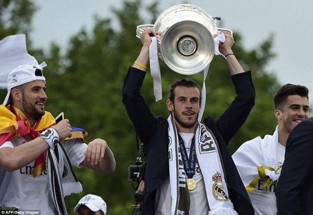 Lễ rước cúp vô địch Champions League hoành tráng của Real Madrid - 7 Gareth Bale giương cao cúp vô địch
