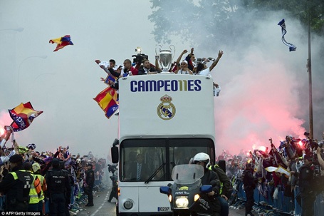 Lễ rước cúp vô địch Champions League hoành tráng của Real Madrid - 8 Lễ rước cúp vô địch Champions League hoành tráng của Real Madrid - 8