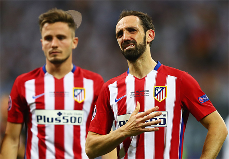 Tội đồ Juanfran (người đá hỏng quả phạt đền của Atletico Madrid) tỏ ra vô cùng ân hận