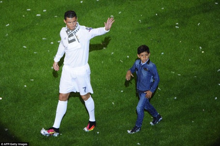C.Ronaldo bước trên thảm cỏ Bernabeu cùng cậu quý tử