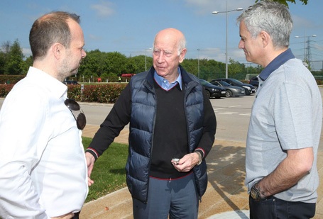 Mourinho diện kiến huyền thoại Bobby Charlton - 2 Trước đó, HLV Mourinho đã gặp gỡ huyền thoại Bobby Charlton