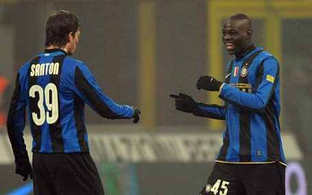 Mourinho “ghẻ lạnh” với cầu thủ trẻ: Quan điểm sai lầm - 1 Balotelli, Santon là hai cầu thủ trẻ tiêu biểu Mourinho đã phát hiện và đào tạo