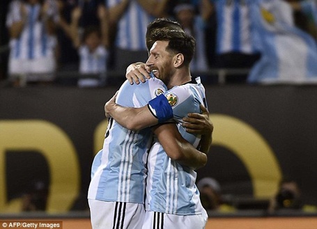 Messi tỏa sáng rực rỡ, Argentina "vùi dập" Panama 5-0 - 2 Messi đánh dấu sự trở lại bằng cú hat-trick