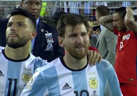Lionel Messi: Giọt nước mắt rơi và câu chuyện tình khép lại - 3 Messi khép lại sự nghiệp ở đội tuyển quốc gia trong những giọt nước mắt