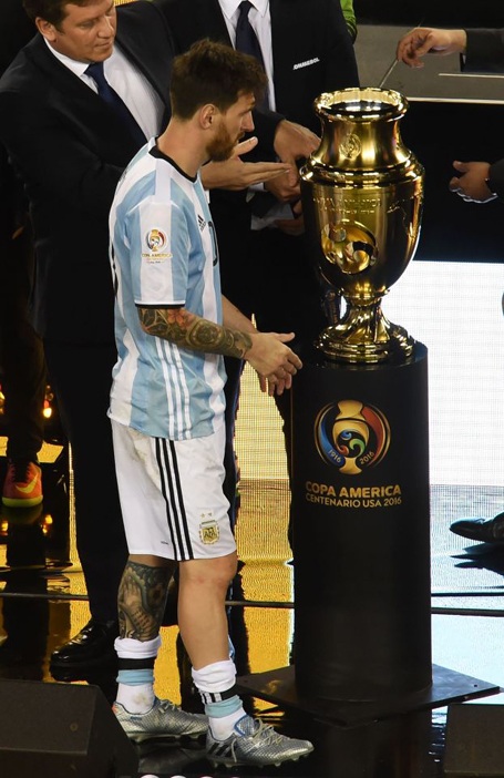 Lionel Messi: Giọt nước mắt rơi và câu chuyện tình khép lại - 4 Danh hiệu ở ĐTQG mãi là thứ xa vời với El Pulga