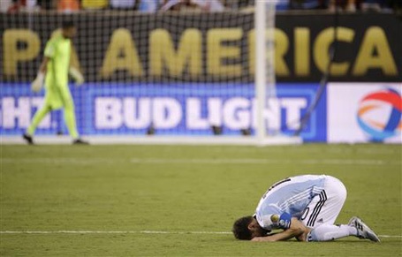 Lionel Messi: Giọt nước mắt rơi và câu chuyện tình khép lại - 2 Messi gục ngã sau cơn ác mộng trước Chile