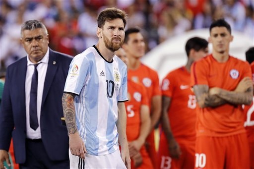 Tổng thống Argentina thuyết phục Messi đừng giải nghệ - 2 Messi thực sự khủng hoảng sau thất bại trước Chile