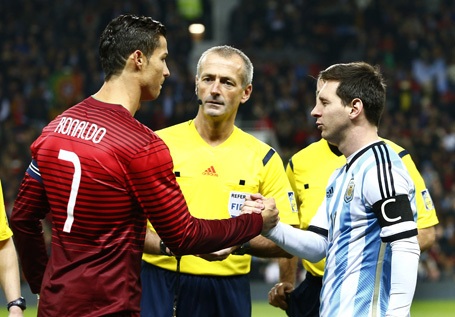 C.Ronaldo động viên, kêu gọi Messi không chia tay tuyển Argentina - 1 C.Ronaldo động viên Messi sau cú sốc