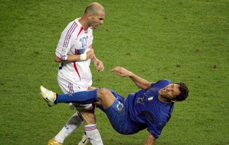 Materazzi vén màn sự thật sau cú thiết đầu công của Zidane - 1 Cú húc đầu của Zidane với Materazzi năm 2006