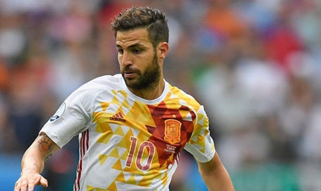 MU bất ngờ ngỏ ý chiêu mộ Fabregas vì Mourinho - 1 Fabregas nằm trong tầm ngắm của MU