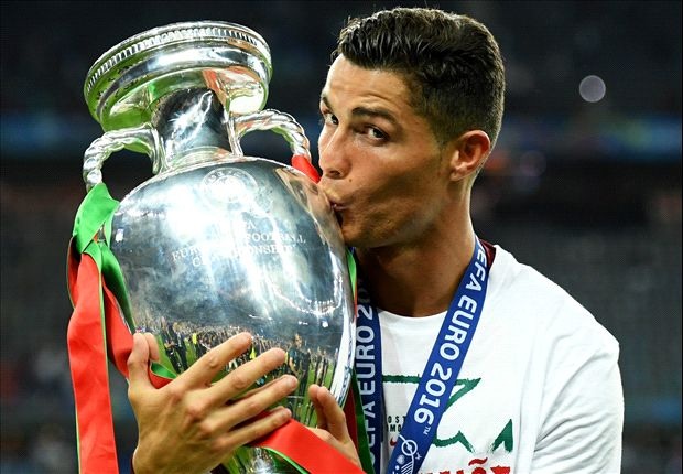 C.Ronaldo nằm trong số người nổi tiếng có thu nhập cao nhất thế giới - 1 C.Ronaldo xếp thứ 4 trong danh sách thu nhập của những người nổi tiếng