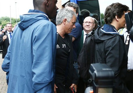 Muôn vàn sắc thái của HLV Mourinho ở trận ra mắt MU - 2 Mourinho và trợ lý Rui Faria bước vào sân DW