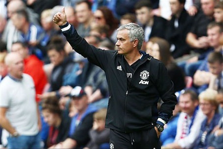 Muôn vàn sắc thái của HLV Mourinho ở trận ra mắt MU - 11 ... rồi lại nhiệt tình chỉ đạo học trò
