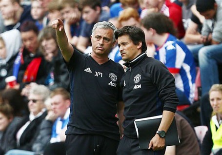 Muôn vàn sắc thái của HLV Mourinho ở trận ra mắt MU - 12 Ông trao đổi với cánh tay phải Rui Faria