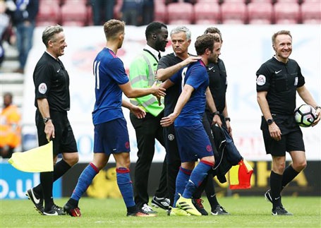 Muôn vàn sắc thái của HLV Mourinho ở trận ra mắt MU - 13 Mourinho động viên học trò Juan Mata