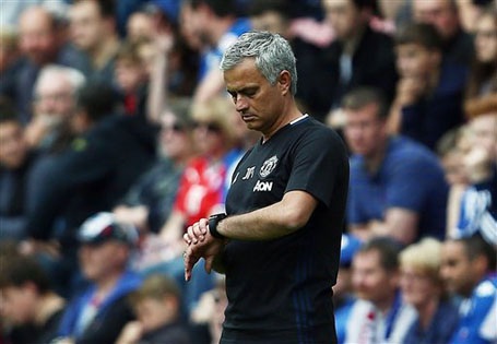 Muôn vàn sắc thái của HLV Mourinho ở trận ra mắt MU - 14 Sốt ruột nhìn đồng hồ