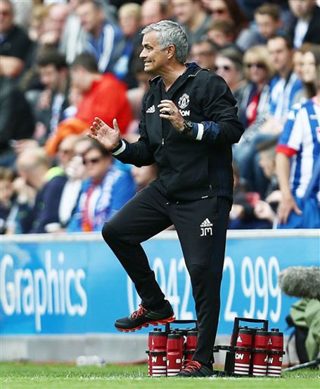Muôn vàn sắc thái của HLV Mourinho ở trận ra mắt MU - 15 Muôn vàn sắc thái của HLV Mourinho ở trận ra mắt MU - 15