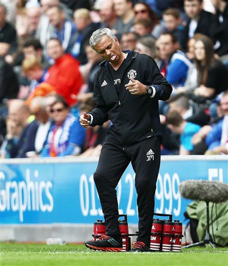 Muôn vàn sắc thái của HLV Mourinho ở trận ra mắt MU - 16 Những biểu cảm hài hước của Mourinho