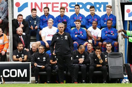 Muôn vàn sắc thái của HLV Mourinho ở trận ra mắt MU - 3 Ông rất căng thẳng, bất chấp việc đây chỉ là trận đấu giao hữu