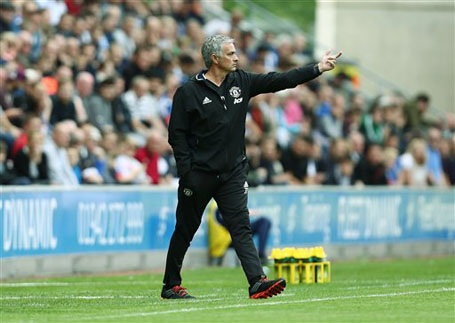 Muôn vàn sắc thái của HLV Mourinho ở trận ra mắt MU - 4 Mourinho luôn xuất hiện ngoài đường piste để chỉ đạo học trò