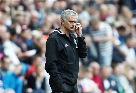 Muôn vàn sắc thái của HLV Mourinho ở trận ra mắt MU - 6 HLV Mourinho vẫn chưa thực sự hài lòng với màn trình diễn của các cầu thủ