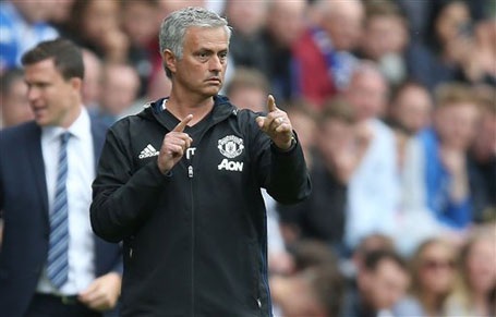 Muôn vàn sắc thái của HLV Mourinho ở trận ra mắt MU - 8 Muôn vàn sắc thái của HLV Mourinho ở trận ra mắt MU - 8