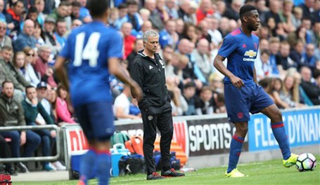 Muôn vàn sắc thái của HLV Mourinho ở trận ra mắt MU - 9 Muôn vàn sắc thái của HLV Mourinho ở trận ra mắt MU - 9