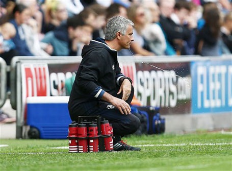 Muôn vàn sắc thái của HLV Mourinho ở trận ra mắt MU - 10 Ông hết ngồi xuống uống nước...