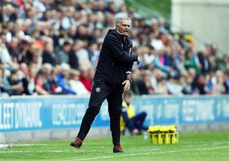 Nét tích cực của MU sau chiến thắng đầu tiên dưới thời Mourinho - 1 HLV Mourinho chỉ đạo rất nhiệt ở trận đấu với Wigan