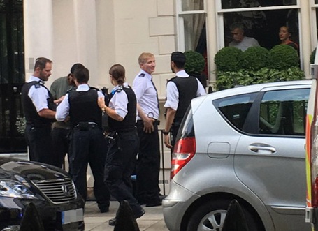 Mourinho chết lặng vì bị trộm đột nhập vào căn biệt thự 25 triệu bảng - 1 HLV Mourinho chứng kiến việc cảnh sát đưa tên trộm đi qua cửa sổ