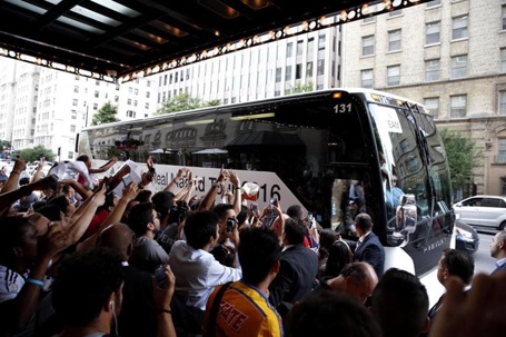 Bị CĐV “tấn công”, toàn đội Real Madrid sợ hãi - 5 Những CĐV Canada chào đón thày trò Zidane