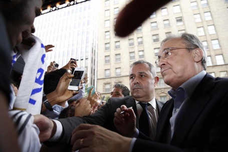Bị CĐV “tấn công”, toàn đội Real Madrid sợ hãi - 6 Chủ tịch Real Madrid, Florentino Perez ký tặng người hâm mộ