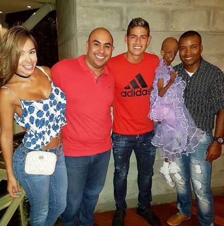 James Rodriguez hiện thực hóa giấc mơ của cô bé hình hài bà lão - 3 Gia đình của Magali Gonzalez Sierra rất vui khi đón tiếp James Rodriguez