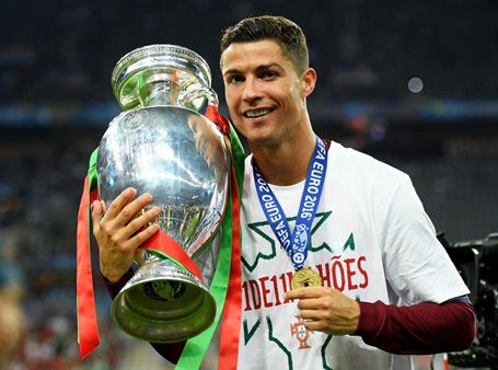 C.Ronaldo nghỉ thi đấu dài hạn vì chấn thương tại Euro 2016 - 1 C.Ronaldo không thể tham dự giai đoạn mở màn La Liga