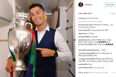 Báo thân Barca bóc mẽ C.Ronaldo “làm màu” với cúp vô địch Euro 2016 - 1 C.Ronaldo bị báo thân chê “làm màu” với cúp vô địch Euro 2016