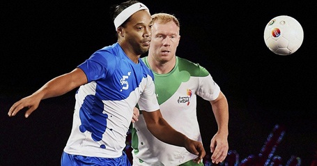 10 cầu thủ miễn phí chất lượng cao - 1 Dù đã bước sang tuổi 36 nhưng Ronaldinho vẫn khiến người hâm mộ “chết mê” bởi những pha bóng “mềm mại” của mình. Mới đây, cầu thủ này đã khiến làng futsal Ấn Độ “điên đảo” khi ghi tới 5 bàn thắng vô cùng đẹp mắt. Mặc dù không còn trên đỉnh cao nhưng Ronaldinho vẫn là cái tên đánh chú ý. Chỉ có điều mức lương của cầu thủ này tương đối cao. Do đó, Rô “vẩu” phù hợp đầu quân cho các CLB ở Trung Quốc, Trung Đông hay Mỹ.
