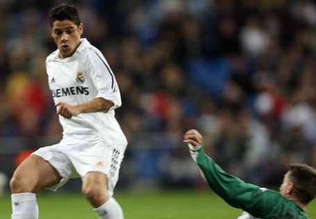 Cicinho tiết lộ rằng phòng thay đồ của Real Madrid bị thâu tóm bởi quyền lực ngầm
