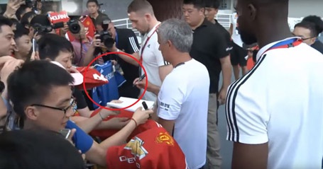 Mourinho đoạn tuyệt, từ chối ký áo đấu Chelsea - 1 HLV Mourinho từ chối ký áo Chelsea