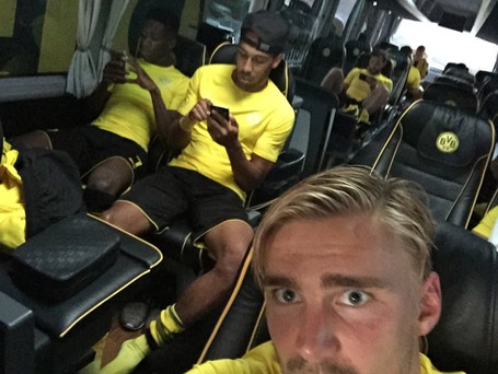 Cơn sốt Pokemon khiến nhiều ngôi sao túc cầu “mê mẩn” - 1 Toàn đội Dortmund đang “săn lùng” Pokemon