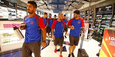 Messi gây sốt với mái tóc bạch kim trên đất Anh - 1 Messi và các đồng đội đặt chân tới nước Anh