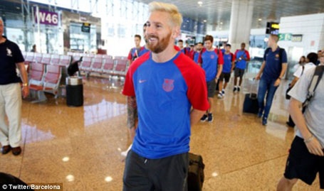 Messi gây sốt với mái tóc bạch kim trên đất Anh - 2 Nụ cười tươi rói của Messi ở sân bay