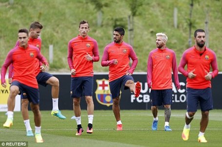 Messi gây sốt với mái tóc bạch kim trên đất Anh - 3 Ngay khi đặt chân tới nước Anh, Messi và các đồng đội đã bước vào tập luyện