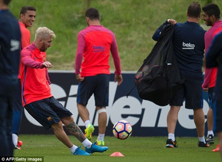 Messi gây sốt với mái tóc bạch kim trên đất Anh - 9 Messi gây sốt với mái tóc bạch kim trên đất Anh - 9