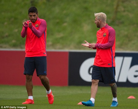 Messi gây sốt với mái tóc bạch kim trên đất Anh - 6 Messi gây sốt với mái tóc bạch kim trên đất Anh - 6