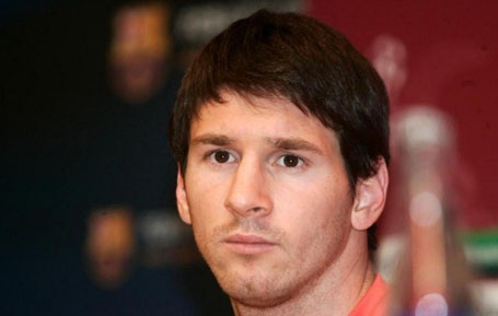 Kiểu tóc dài bắt đầu biến mất, Messi bắt đầu cắt tóc ngắn. Trống cầu thủ này khá sáng sủa khi cắt gọn tóc