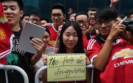 Những người hâm mộ thất vọng vì trận MU và Man City bị hủy