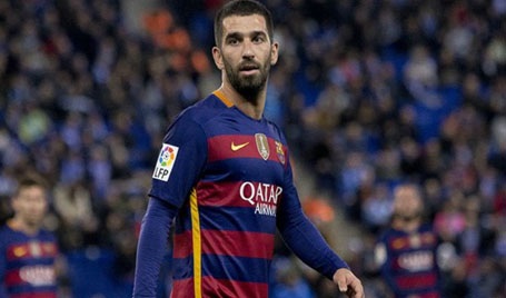 Mùa giải trước, Arda Turan đã gây thất vọng lớn ở Barcelona. Cầu thủ này tỏ ra lạc lõng với lối chơi của CLB xứ Catalan. Trong bối cảnh ấy, Arsenal đang cố gắng thuyết phục cầu thủ người Thổ Nhĩ Kỳ gia nhập CLB. Mức phí Arsenal chi ra trong vụ này khoảng 20 triệu bảng.